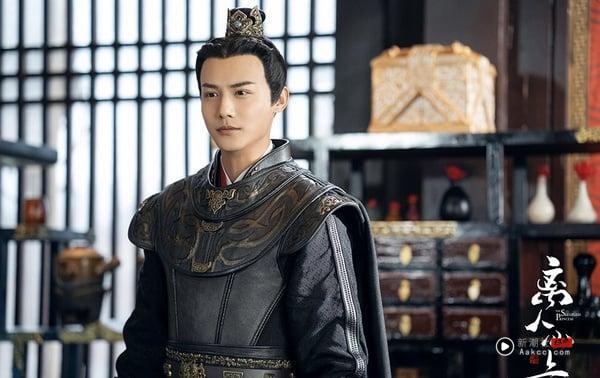 郑业成也是不温不火好多年的演员，其实大家对郑业成这个演员一直都有印象，但始终无法让人真正记住，一直到《微微一笑很倾城》郝眉一角才稍微出圈，可是在这之后却没有作品将他再往上捧，始终在一些小网剧里打转。
