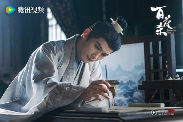 1985年生的徐正溪出道已经十多年，他是到了2016年的《独孤天下》宇文护一角才终于被观众记住，在这之前有着“万年男二”的称号，而出道10年徐正溪才终于演到《凤弈》第一部男主剧。