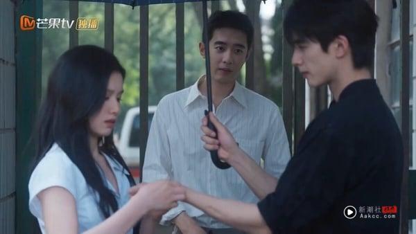 最近大家追《野狗骨头》有注意到男二吗？梁靖康饰演苗靖的上司，他的存在让陈异疯狂吃醋！演员梁靖康也是个长腿帅哥呢！他足足有186公分，和185公分的宋威龙同框也不落下风。就是要找这种大帅哥演情敌，才有势均力敌的张力啊！