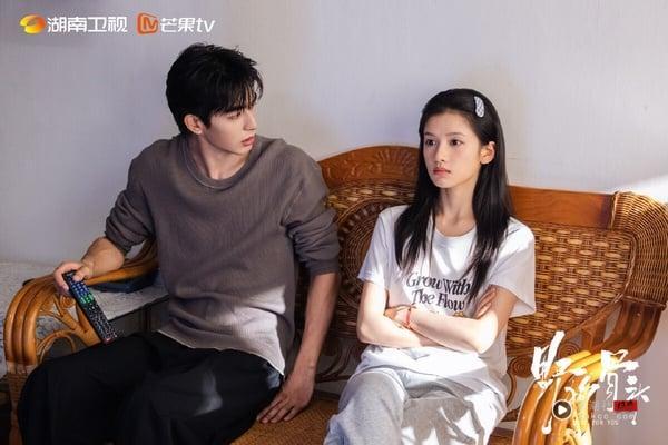 宋威龙《野狗骨头》是最近的高评价电视剧！《野狗骨头》找来《何以笙箫默》、《王子变青蛙》的导演执导，这位导演太会拍了！第一集就拍出久别重逢的拉扯张力，之后缓缓铺垫男女主角的故事。《野狗骨头》节奏不拖沓，宋威龙、张婧仪有CP感又养眼，质感也好，观众满满好评！