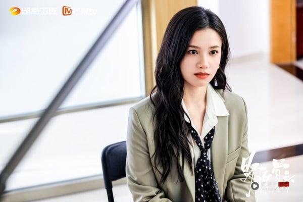 张婧仪近年凭藉青春剧《野狗骨头》和《点燃我，温暖你》窜起，大家都称赞张婧仪外型很有韵味，演技也很稳定。不少剧迷都称赞张婧仪有一双“很会爱人的眼睛”，眼里很有戏，这让她无论是在《野狗骨头》搭宋威龙，还是《点燃我，温暖你》搭陈飞宇，都演出了超强CP感。