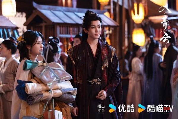 侯明昊、卢昱晓主演的仙侠剧《入青云》是去年的电视剧，没想到热度持续延烧到2026年！这是侯明昊近年最高口碑的古装剧，网友都在称赞导演审美，演员被拍得非常好看，爱情线也让人能入戏，越到后期越让人着迷。