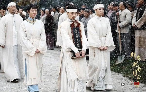 孙俪《那年花开月正圆》饰演的周莹也是命运多舛，以奴婢身分嫁给吴聘，幸福的日子没过多久，经历丧夫、家族破产，婆婆还听信谗言，导致她流产。