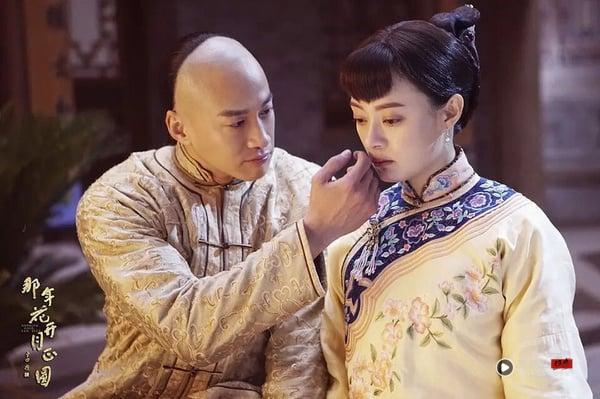 孙俪《那年花开月正圆》饰演的周莹也是命运多舛，以奴婢身分嫁给吴聘，幸福的日子没过多久，经历丧夫、家族破产，婆婆还听信谗言，导致她流产。
