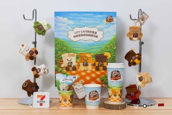 抽买一送一！7-11“CITYCAFE吊饰娃娃惊喜杯”活动开跑，再推三丽鸥晒黑系列盲盒新品