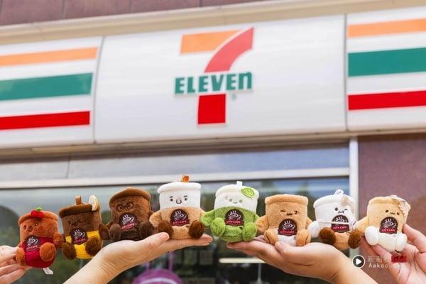 抽买一送一！7-11“CITYCAFE吊饰娃娃惊喜杯”活动开跑，再推三丽鸥晒黑系列盲盒新品