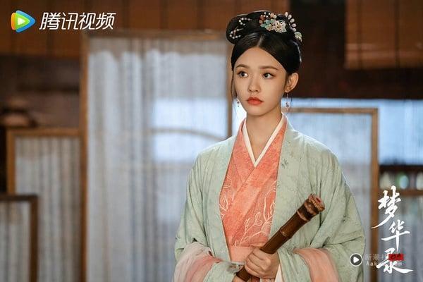 林允早年一直被吐槽演技烂、演戏时会五官乱飞，不过她近年参演刘亦菲主演的古装剧《梦华录》在剧中是使用原声上阵。林允原声台词讲得还不错呢！咬字清楚，而且讲台词时有声调起伏，在《梦华录》可以明显看到林允演技有进步了。