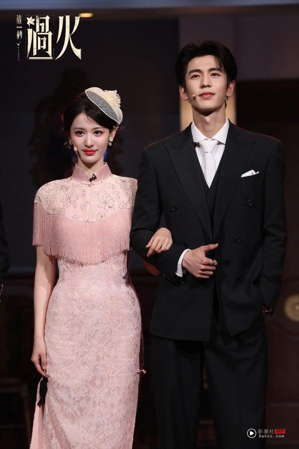 《这一秒过火》找来张凌赫、王楚然主演，播出前一直拥有高期待，目前播出后评价比较两极。《这一秒过火》改编自匪我思存的小说，是民国虐恋，但剧版故事大改。《这一秒过火》风格很像短剧，走极致狗血路线，节奏是快的，第一集就火速铺垫男主和女二联姻、与家族的仇恨，以及和女主角的纠葛。