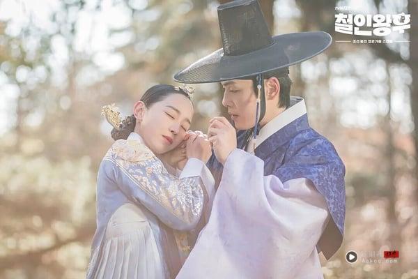 《哲仁王后》改编自2015年电视剧《太子妃升职记》，由申惠善、金正贤、薛仁雅主演，剧情讲述现代青瓦台厨师张奉焕的灵魂，意外穿越进朝鲜王朝第25代君主哲宗的王妃金昭容体内，在宫廷里上演一连串爆笑奇遇。