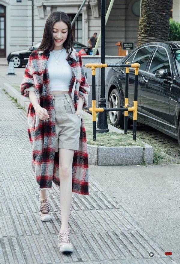 倪妮是公认的腿精、美腿女神！倪妮比例堪称完美，双腿不只匀称、修长又笔直，看到她真的让人埋怨上帝真是太不公平！而倪妮因为从小学游泳，让她养出一双超直的大长腿，太羡慕了！