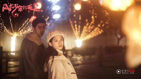 《风犬少年的天空》是张婧仪初次被大家认识的作品，这是2020年的高评电视剧，豆瓣评分高达7.9，一面倒好评！《风犬少年的天空》是部带有怀旧风格的青春剧，讲述了千禧年间一群新时代少年们跌跌撞撞、全力奔跑的成长时光的故事。