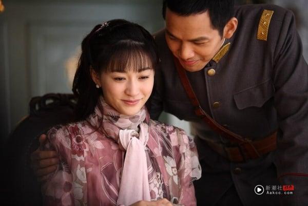 《来不及说我爱你》男主慕容沣是野心勃勃的一方少帅，他和富商之女尹静琬相遇相爱，然而为了自己的野心，慕容沣娶了女二程谨之（也就是《这一秒过火》男主妈妈）。偏偏慕容沣事业和爱情都要，要求尹静琬当妾，两人因而分开。