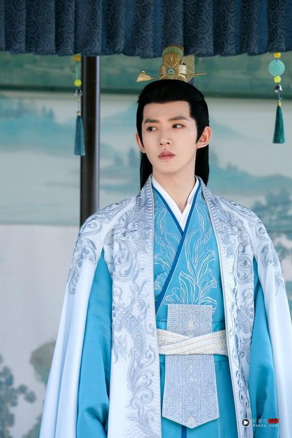 邓为凭藉《长相思》成为新一代的古装男神，邓为演起戏来真的满苏的！在《长相思》和《长月烬明》温柔如水，也是因为邓为演技有苏感，因此这两部剧邓为CP线都很出圈，让他人气快速上涨。