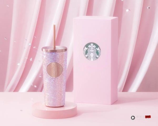 买一送一！星巴克“蜜桃限定饮品”登场，Bearista水果熊系列开卖、DREAMPLAZA周年活动