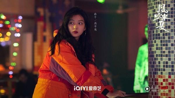 孙千这位95花大家可能不太认识，她和任敏、章若楠都是光线传媒力捧的小花，2022年孙千在赵丽颖的《风吹半夏》饰演野猫高辛夷让人印象深刻，近年又主演古装剧《大生意人》，合作陈晓、朱亚文，孙千有满多戏都是高质感好剧呢！