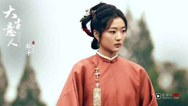 孙千这位95花大家可能不太认识，她和任敏、章若楠都是光线传媒力捧的小花，2022年孙千在赵丽颖的《风吹半夏》饰演野猫高辛夷让人印象深刻，近年又主演古装剧《大生意人》，合作陈晓、朱亚文，孙千有满多戏都是高质感好剧呢！