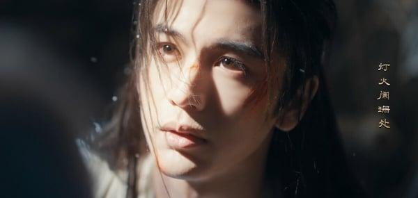 《这一秒过火》故事其实很有张力，女主归来变男主大嫂，还有巧取豪夺的设定，光想就带感！然而剧版拍摄质感很差，有各式奇怪的打光和角度，张凌赫在《逐玉》、《爱你》那么帅，王楚然在《成何体统》、《柳舟记》随便一套造型都美翻，但在《这一秒过火》却有很多诡异角度。不少网友都觉得《这一秒过火》很可惜，浪费了这个演员阵容。