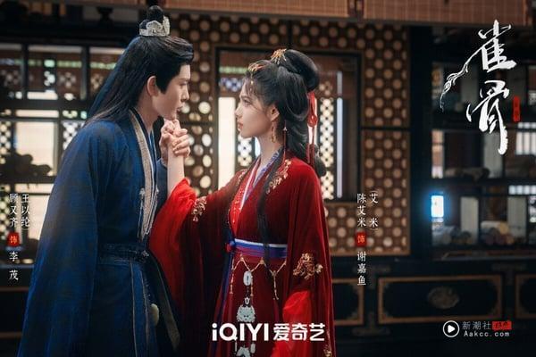 《雀骨》是最近可以一追的古装剧，找来侯明昊搭档新演员艾米。《雀骨》是大家爱看的先婚后爱题材，剧情流畅不拖沓，侯明昊、艾米CP火花很强。而且《雀骨》结局没烂尾呢！很适合无脑下饭追。