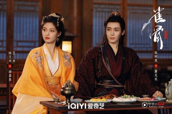 《雀骨》是最近可以一追的古装剧，找来侯明昊搭档新演员艾米。《雀骨》是大家爱看的先婚后爱题材，剧情流畅不拖沓，侯明昊、艾米CP火花很强。而且《雀骨》结局没烂尾呢！很适合无脑下饭追。