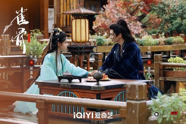 《雀骨》是最近可以一追的古装剧，找来侯明昊搭档新演员艾米。《雀骨》是大家爱看的先婚后爱题材，剧情流畅不拖沓，侯明昊、艾米CP火花很强。而且《雀骨》结局没烂尾呢！很适合无脑下饭追。