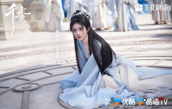 《千香》是古装仙侠题材，这部剧有不少仙侠剧的老套路，男女主角一起在书院修行，女主一路升级，却发现自己有身世秘密，常看仙侠剧的人可能会觉得套路不新鲜。而宋威龙穿古装，也不像在时装剧《野狗骨头》那么惊艳。不过《千香》故事轻松，适合无脑下饭开追。