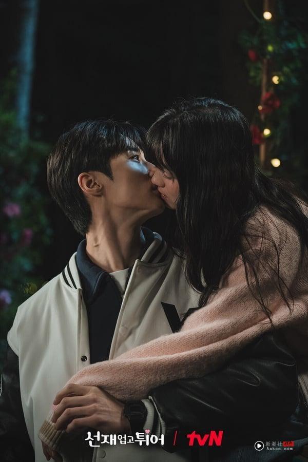 《背着善宰跑》不是在热播时同步登上Netflix，所以没有攻占榜单前排，但这部真的很好看！《背着善宰跑》起初连tvN电视台都不看好，穿越设定也不算新鲜，结果靠着甜虐交织的浪漫双向救赎情节，加上边佑锡、金惠奫的爆棚化学反应，在海内外掀起疯狂的“善宰效应”，是好评黑马剧！