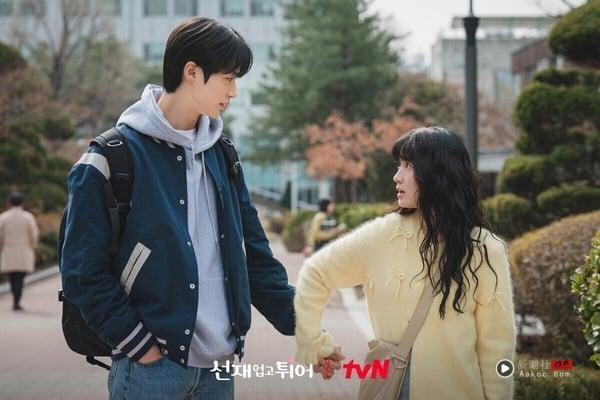 《背着善宰跑》不是在热播时同步登上Netflix，所以没有攻占榜单前排，但这部真的很好看！《背着善宰跑》起初连tvN电视台都不看好，穿越设定也不算新鲜，结果靠着甜虐交织的浪漫双向救赎情节，加上边佑锡、金惠奫的爆棚化学反应，在海内外掀起疯狂的“善宰效应”，是好评黑马剧！