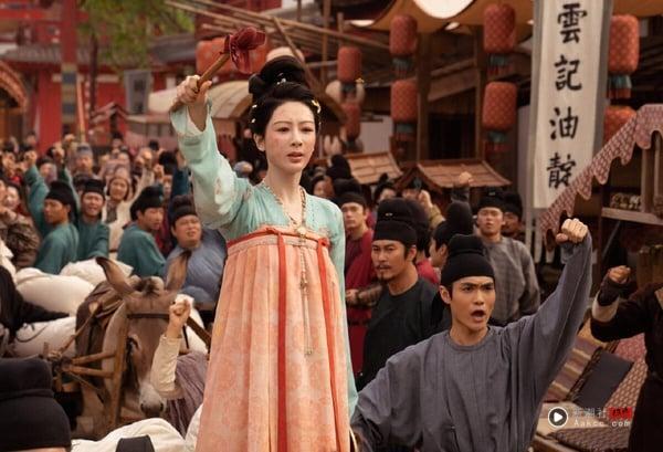 杨紫《国色芳华》被一面倒大推！这个系列拆成上部《国色芳华》和下部《锦绣芳华》，分别在豆瓣拿下7.8和7.0的高分。大部分的古偶剧往往高热度但低口碑，但《国色芳华》很难得，评价、收视双丰收！
