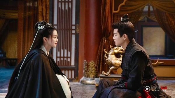 墨宝非宝的小说《一生一世美人骨》被改编成古装篇《周生如故》和现代篇《一生一世》两部剧，其实原着小说的剧情主要是讲现代篇《一生一世》，古代的情节在小说里都只是回忆穿插带过，所以剧版《周生如故》大部分的剧情是扩充出来的，在其原本虐恋的基调上添加更多细节，整个故事更虐更动人。
