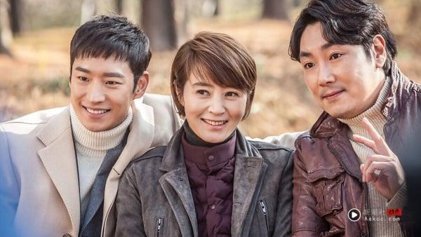 《信号》号称“悬疑韩剧天花板”，原本将作为tvN 20周年最重磅的旗舰企划，怎料主演之一赵震雄在去年底惊爆高中时期涉及偷车、无照驾驶乃至强盗与强奸嫌疑的“少年犯”丑闻。事情持续延烧后，赵震雄宣布全面退出演艺圈，但也让《信号》延宕。