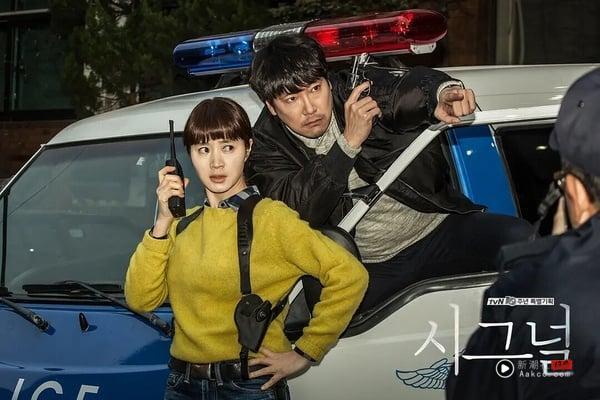 《信号》号称“悬疑韩剧天花板”，原本将作为tvN 20周年最重磅的旗舰企划，怎料主演之一赵震雄在去年底惊爆高中时期涉及偷车、无照驾驶乃至强盗与强奸嫌疑的“少年犯”丑闻。事情持续延烧后，赵震雄宣布全面退出演艺圈，但也让《信号》延宕。
