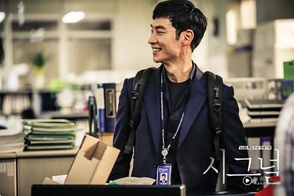 《信号》号称“悬疑韩剧天花板”，原本将作为tvN 20周年最重磅的旗舰企划，怎料主演之一赵震雄在去年底惊爆高中时期涉及偷车、无照驾驶乃至强盗与强奸嫌疑的“少年犯”丑闻。事情持续延烧后，赵震雄宣布全面退出演艺圈，但也让《信号》延宕。