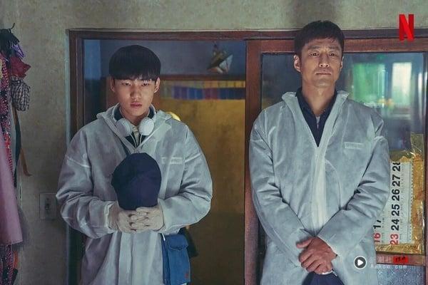 《我是遗物整理师》以别出心裁的“遗物整理师”为主题，每一集故事背后都隐藏着不同的社会案件，虽然剧情围绕着“死亡”展开，但整体风格却不会过于沉重、悲伤，反而能带给观众满满的疗愈力，李帝勋和汤峻相的演技也很细腻，很能引人共鸣。结局更是圆满落幕，从头到尾都精彩！