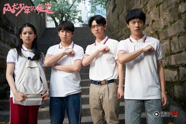 大家有追过张婧仪成名前演的这部青春剧《风犬少年的天空》吗？这是2020年的高评电视剧，豆瓣评分高达7.9，一面倒好评！《风犬少年的天空》是部带有怀旧风格的青春剧，讲述了千禧年间一群新时代少年们跌跌撞撞、全力奔跑的成长时光的故事。
