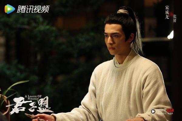 宋威龙主演的古装剧不多，唯一用原声的古装剧是《君子盟》。宋威龙的原声台词也常常被网友热议，宋威龙的声音低沉，很有磁性很好听，但咬字不清楚，台词容易黏在一起，听上去含糊不清。早年宋威龙在《以家人之名》的原声台词就被吐槽满惨的。