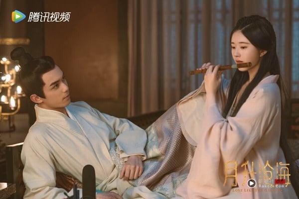 赵露思近年推出不少热门电视剧，其中和吴磊搭档的《星汉灿烂．月升沧海》是近几年的精品古装剧，制作质感很高级，镜头调度、画面滤镜都是上乘之作，吴磊和赵露思CP感十足，剧本更是扎实有内容。