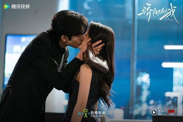 宋威龙今年推出两部现偶剧，相较之下《野狗骨头》拍得比较唯美浪漫，而《骄阳似我》剧本更扎实，甜度、爽感更足！《骄阳似我》是顾漫小说改编的超级甜宠大IP，一样是顾漫擅长的甜蜜爱情故事。