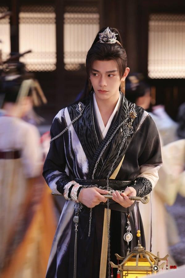 丁禹兮也是深受大家喜爱的古装男神，他在《永夜星河》演活了病娇腹黑的慕声，这个角色让很多观众都难忘。这种病娇男一不小心就会演得油腻，但丁禹兮完全不会！他演出了慕声病娇底下的脆弱、渴望被爱的另一面，深深揪起剧迷的心。