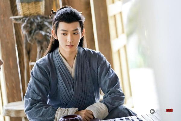 邓为自《长相思》爆火之后，就成为深受喜爱的古装美男。邓为又高又瘦，脸型精致，穿上古装确实突出。去年邓为主演的仙侠剧《仙台有树》评价也很不错，邓为的古装扮相依然稳定，剧情与人设也冲出好评，《仙台有树》在豆瓣开出了7.1的高分呢！