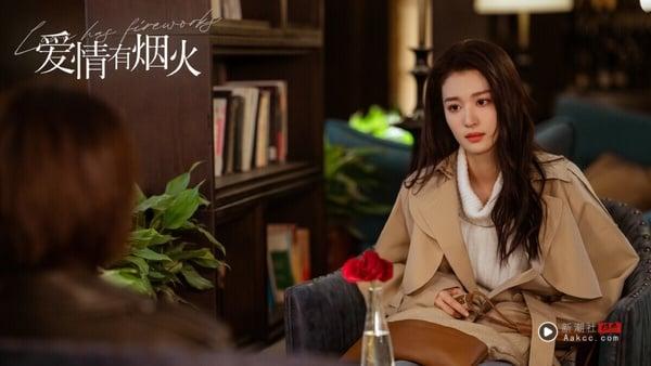《爱情有烟火》是欢喜冤家合租的甜宠剧，被积压许久终于开播。《爱情有烟火》评价比较两极，有网友认为《爱情有烟火》没有拍出《难哄》那样浪漫的氛围感，檀健次、王楚然也没有CP感，但剧本倒是有内容。剧情有不少喜剧元素，主角是欢喜冤家，两位主演的斗嘴戏份很搞笑。