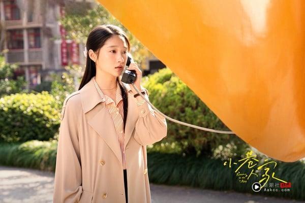 关晓彤落在后排！早年关晓彤作品口碑大多不好，主演的《凤囚凰》、《极光之恋》、《甜蜜暴击》都被吐槽很惨。不过近年关晓彤找对戏路，其他95花还在古偶剧、现偶剧打转时，关晓彤演了都市励志剧《二十不惑》、青春剧《曾少年》，还有怀旧剧《小巷人家》，都很受好评呢！