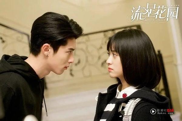 沈月以《致我们单纯的小美好》迅速崛起，沈月长相甜美，但或许也是因为甜甜的长相，限制了她的戏路，后续在《流星花园》、《我亲爱的小洁癖》、《我的反派男友》、《失笑》，她几乎都演甜剧。