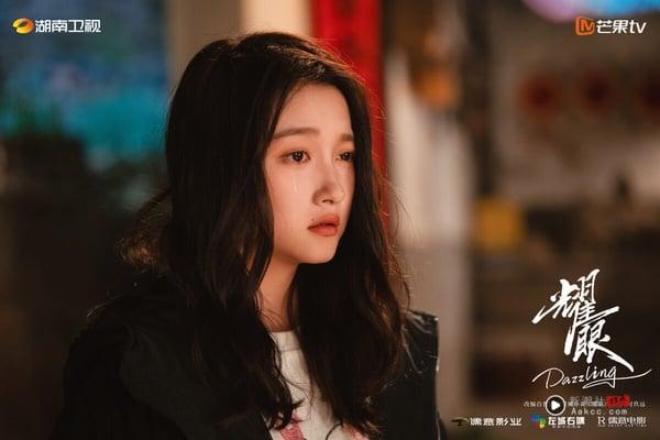 关晓彤落在后排！早年关晓彤作品口碑大多不好，主演的《凤囚凰》、《极光之恋》、《甜蜜暴击》都被吐槽很惨。不过近年关晓彤找对戏路，其他95花还在古偶剧、现偶剧打转时，关晓彤演了都市励志剧《二十不惑》、青春剧《曾少年》，还有怀旧剧《小巷人家》，都很受好评呢！