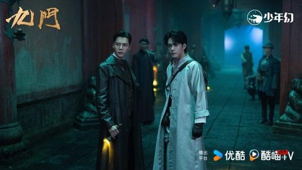 大家还记得陈伟霆、赵丽颖主演的《老九门》吗？时隔多年，又推出了续作，虽然赵丽颖、张艺兴没能全部回归，但《九门》已经尽力凑齐原班人马，首播口碑也不错。《九门》找回陈伟霆继续演张大佛爷，《终极笔记》曾舜晞演吴邪爷爷吴老狗，还有《无心法师》陈瑶演霍仙姑，选角很对味！