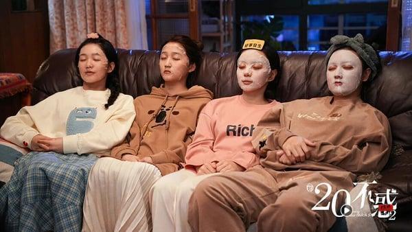 《二十不惑》是近年口碑不错的女性群像剧，第一部讲述20岁即将面临进入社会的大学生的窘境；续作描述25岁踏入职场“半熟年龄”的徬徨。几位主演的化学反应依然很强，重点是剧本是真的写得好。