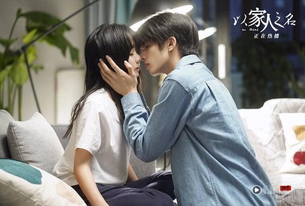 今年随着宋威龙《野狗骨头》、《骄阳似我》热播，他的代表作《以家人之名》又一次引起讨论。宋威龙在《以家人之名》苏感超强，而且和谭松韵、张新成三兄妹火花爆棚。