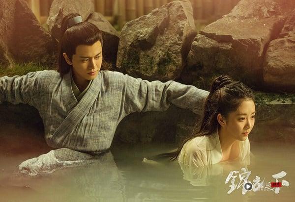 《锦衣之下》任嘉伦、谭松韵可以说是最多观众敲碗“二搭”的电视剧CP了吧！《锦衣之下》剧情其实挺一般，靠着任嘉伦和谭松韵的超强带入感撑起整部剧。谭松韵演呆萌搞怪的袁今夏超可爱，像只小仓鼠一样跟在陆绎身边，无时无刻献殷勤，把陆绎捧上天。陆绎表面上高冷，其实心里暗爽，互动超可爱！