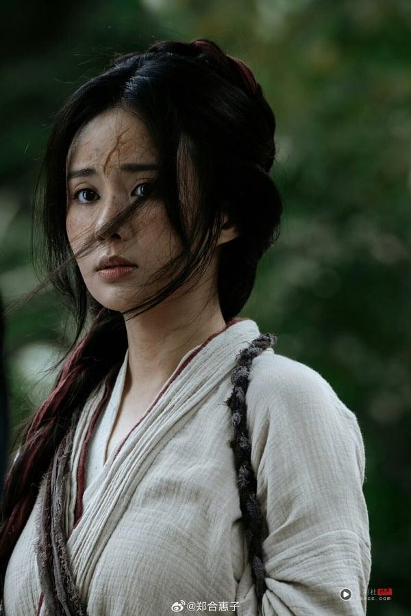 鞠婧祎《花间令》当初对打赵丽颖《与凤行》，本来大家都不看好，没想到《花间令》上线后竟然火了。不过有点尴尬，《花间令》深受喜爱的不是女主鞠婧祎，而是仅仅来客串、第三集就下线的郑合惠子。