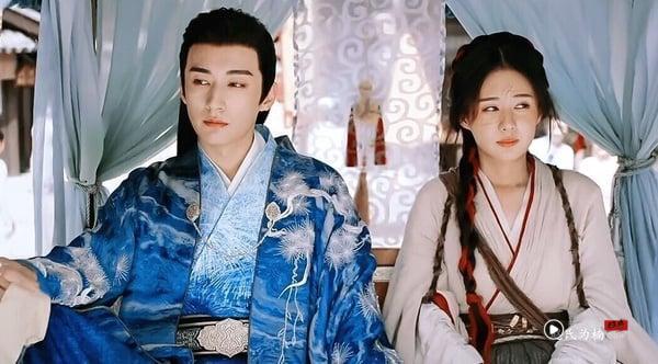 鞠婧祎《花间令》当初对打赵丽颖《与凤行》，本来大家都不看好，没想到《花间令》上线后竟然火了。不过有点尴尬，《花间令》深受喜爱的不是女主鞠婧祎，而是仅仅来客串、第三集就下线的郑合惠子。
