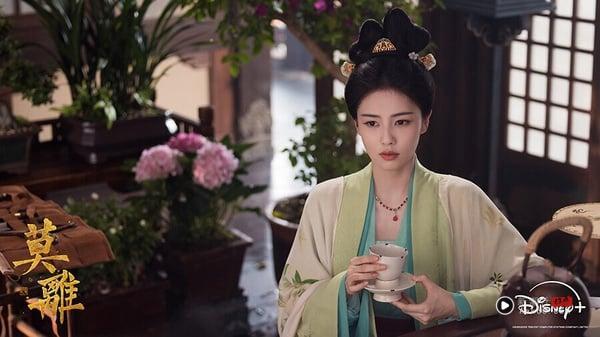白鹿《莫离》是大家爱看的先婚后爱结合大女主题材，导演的镜头满有美感，服化道古色古香。虽然也有人认为节奏比较慢，不太会让人急着想看下一集，但如果能适应该剧的剧情节奏，有不少观众都越追越喜欢。《莫离》拍得满有古韵！